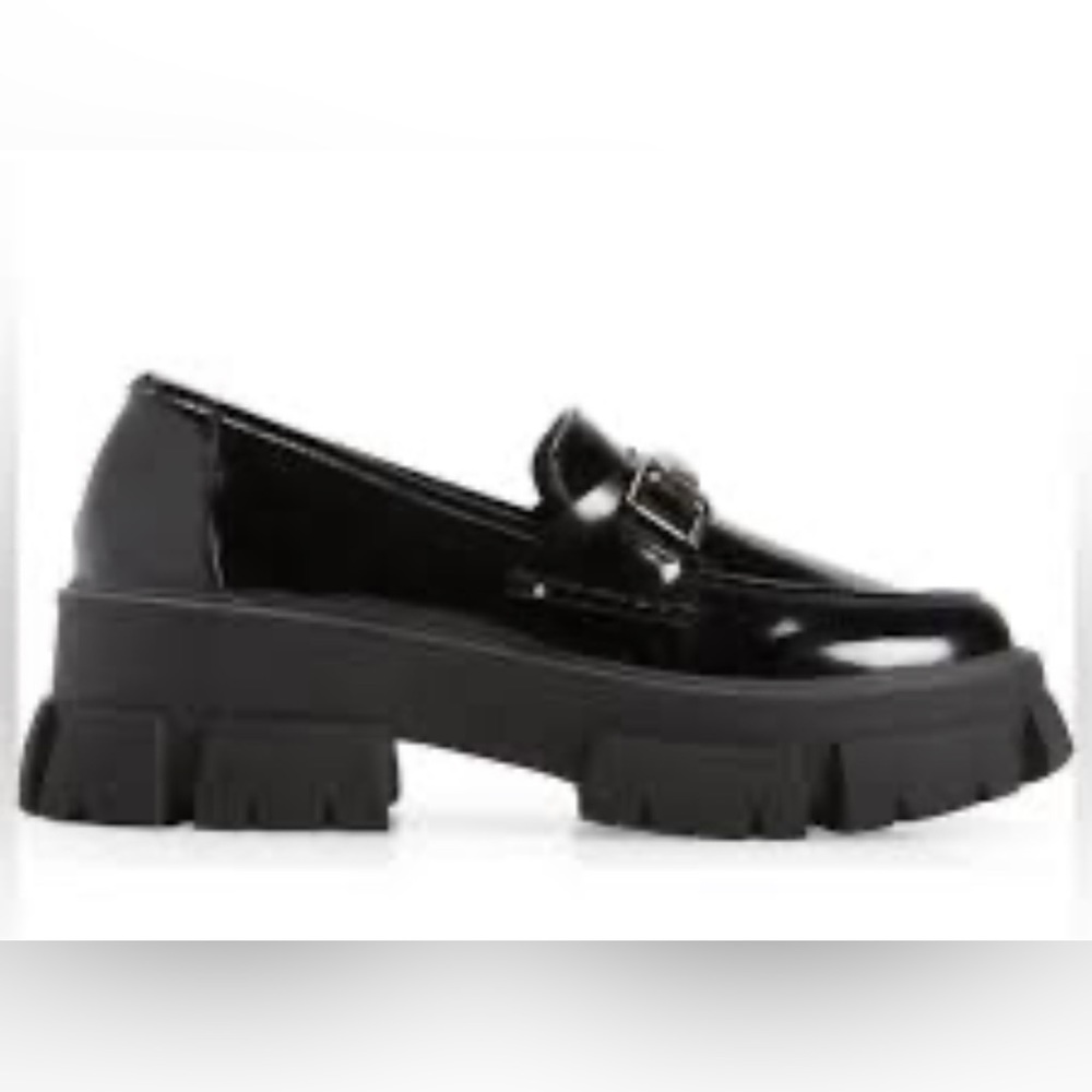 RUNS SMALL - New in box Steve Madden Lively black patent loafer 🩵